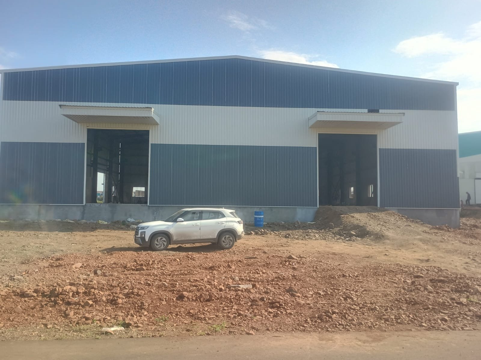 Wide-span pre-engineered building portal frame and rafter erection