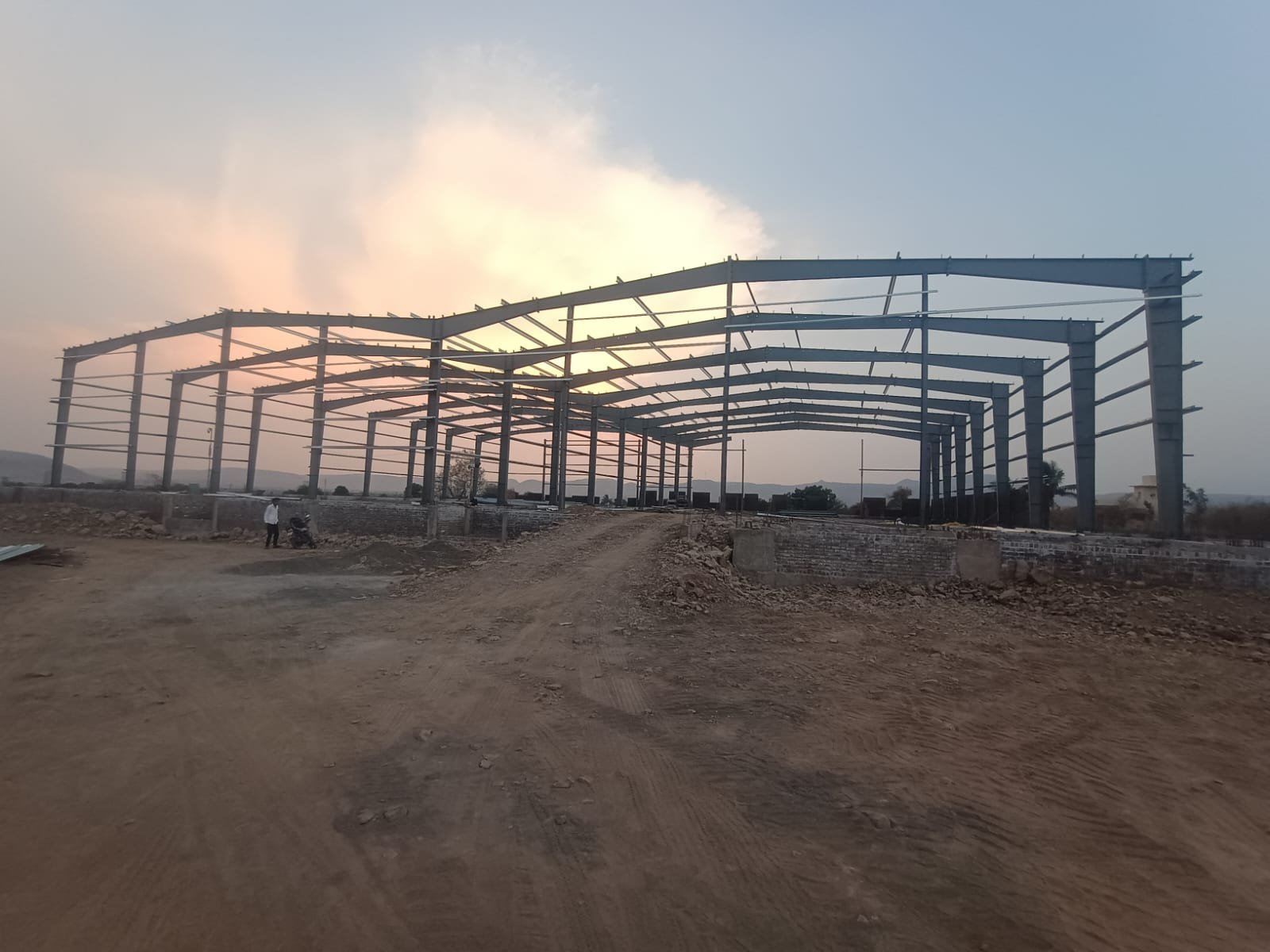 Side cladding panel fixing on PEB structure